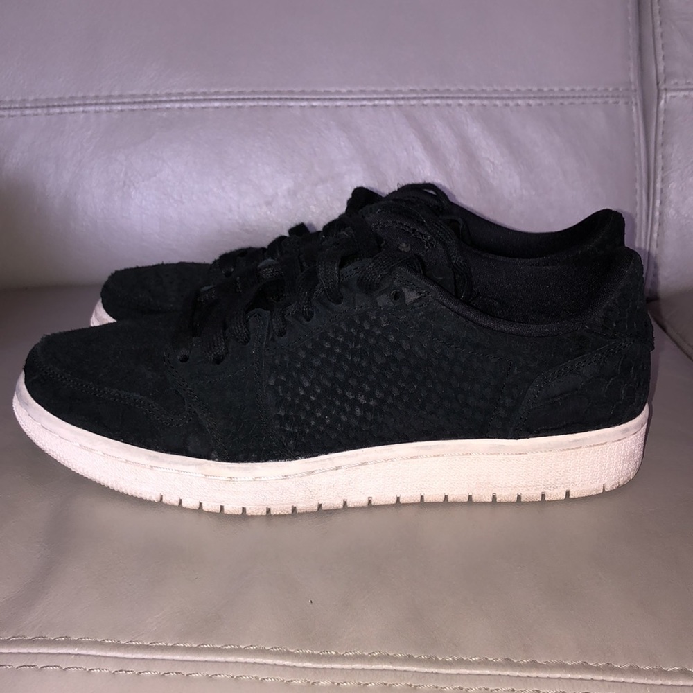Women’s Air Jordan Low Black Python Shoes Size 8 - Picture 4 of 5